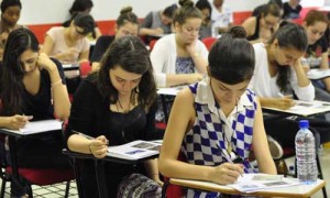 23/11/2014 Crédito: Paula Rafiza/Esp. CB/D.A Press. Brasil. Brasília - DF. Alunos da rede Pública de Ensino, durante prova do Programa de Avaliação Seriado - PAS.