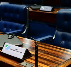 A bancada vazia do senador Delcídio do Amaral no Senado. Oposição articula representação contra o ex-líder do governo