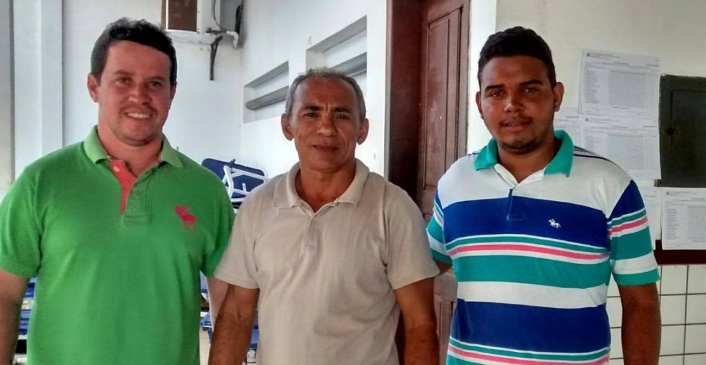 No registro: Fábio Torres, o diretor geral da Escola, Antonio Félix e Yan Mendes