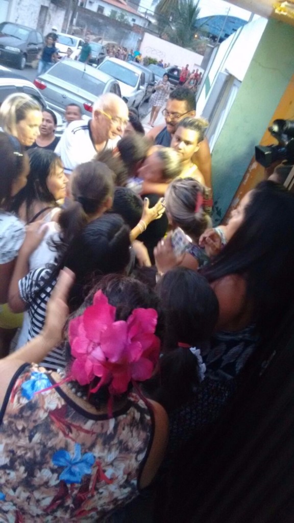 Juliana Moura, sendo recebida pelos seus pais e familiares