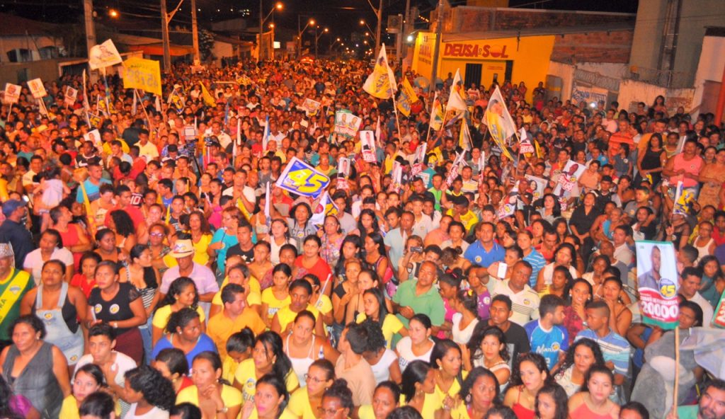 foto-2_publico-no-ultimo-comicio-de-luis-fernando